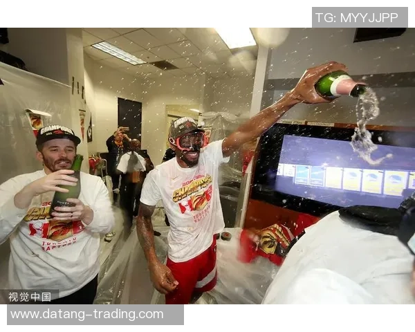 冠军球队更衣室庆祝画面首次曝光球员欢呼瞬间尽在眼前 冠军球队更衣室庆祝画面首次曝光球员欢呼瞬间尽在眼前